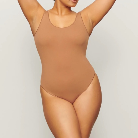 SKIMS ESSENTIAL SCOOP NECK BODYSUIT - Picture 2 of 5